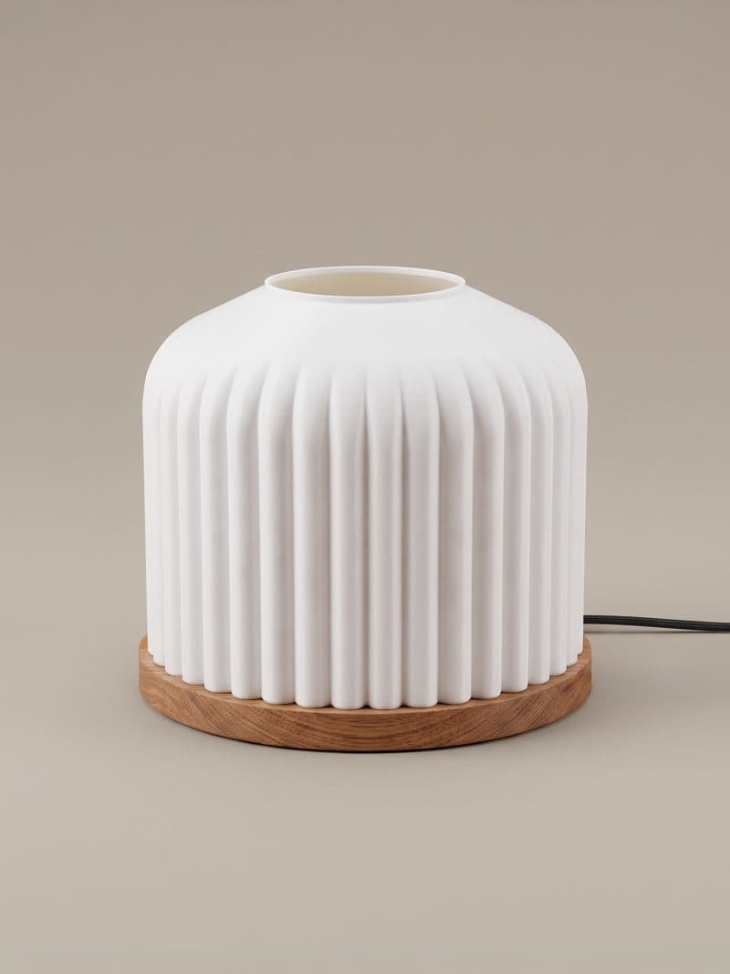 Corolle bordslampa i massiv ek med räfflad 3D-printad skärm, sedd framifrån